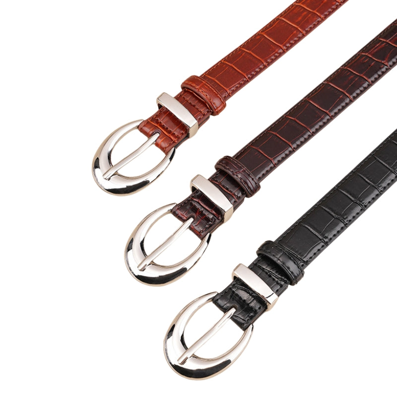 Trois ceintures fines en cuir de vachette aspect crocodile brillant, disponibles en noir, marron et bordeaux, avec des boucles ardillon argentées brillantes.