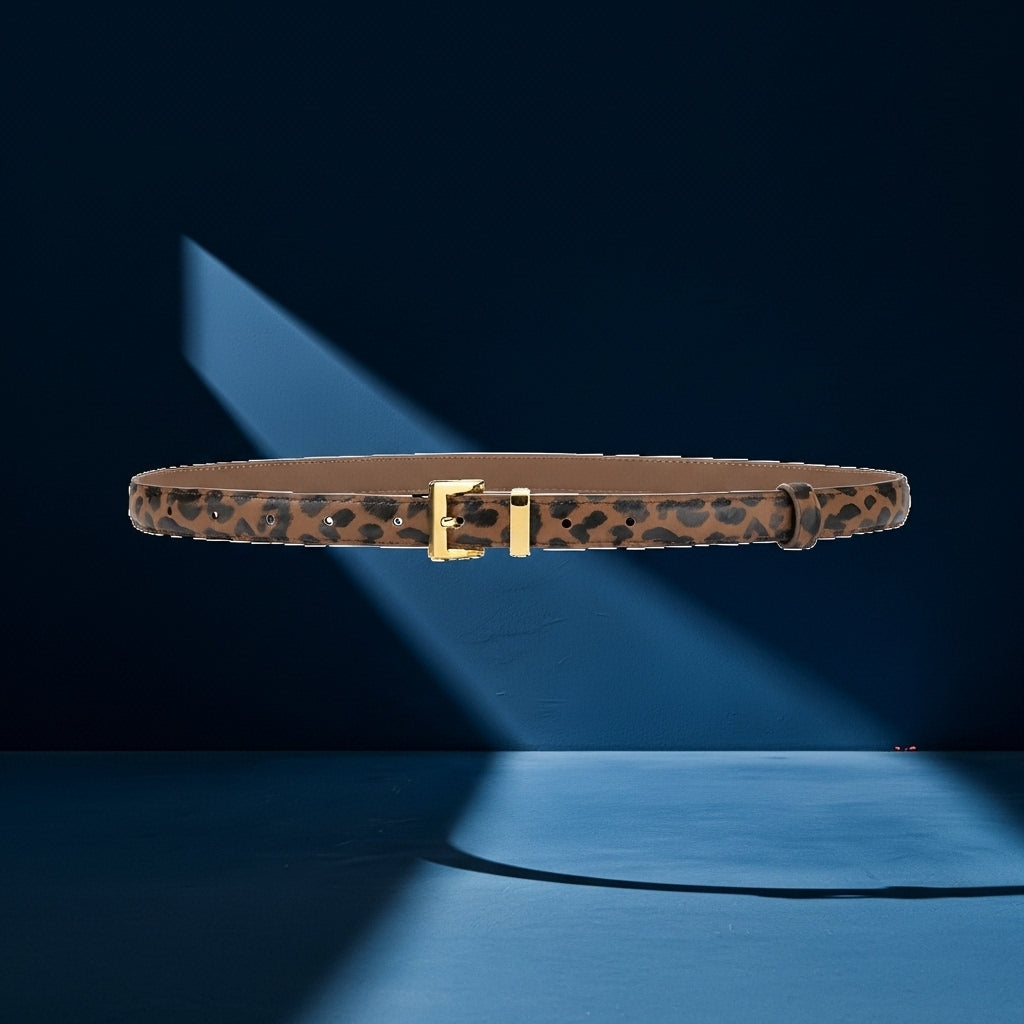Ceinture fine Éternelle pour femme en cuir imprimé léopard marron avec boucle ardillon carrée dorée. #fullwidth