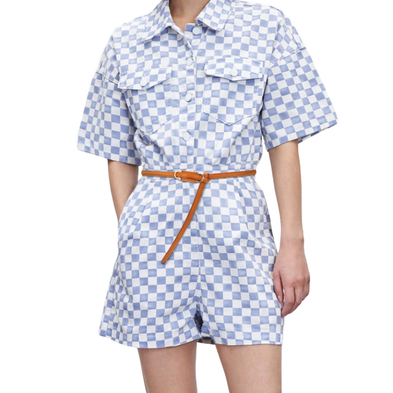 Ceinture Étoile marron en cuir refendu pour femme, fine et discrète, portée sur une combinaison à carreaux bleus et blancs.