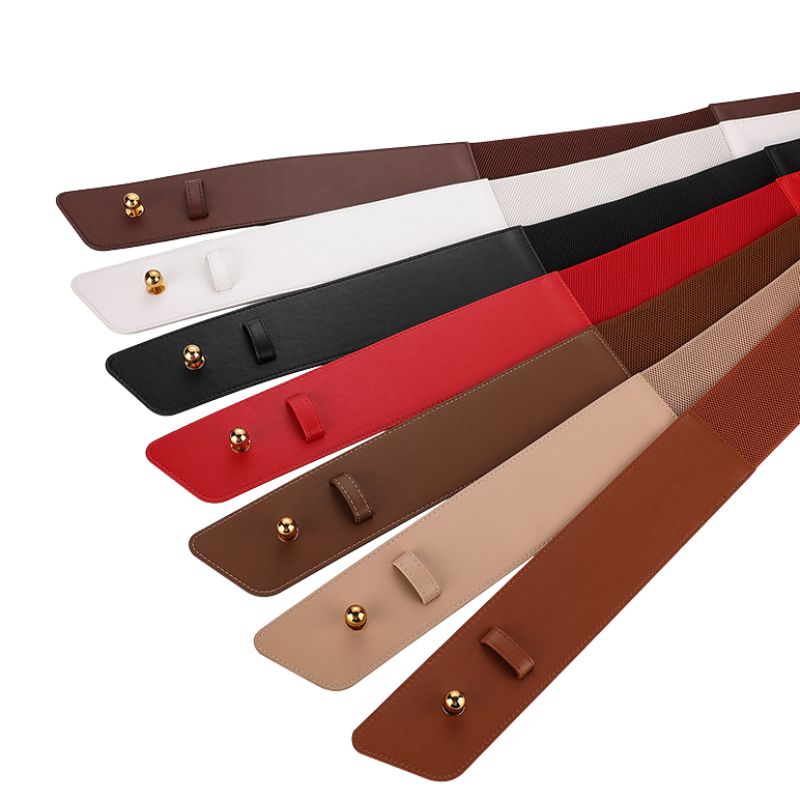 Ceintures Éva pour femme en cuir refendu de vachette, disponibles en plusieurs coloris : marron, blanc, noir, rouge, beige et d'autres. Elles sont dotées d'une partie centrale élastique et d'une fermeture par crochet ovale doré et bouton pression.