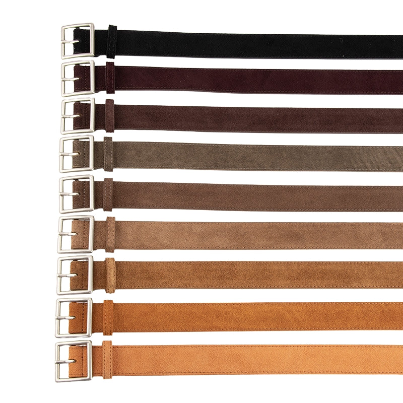 Ceinture Évangéline en cuir refendu effet daim, disponible en plusieurs couleurs dont noir, marron et beige, avec boucle ardillon carrée argentée.