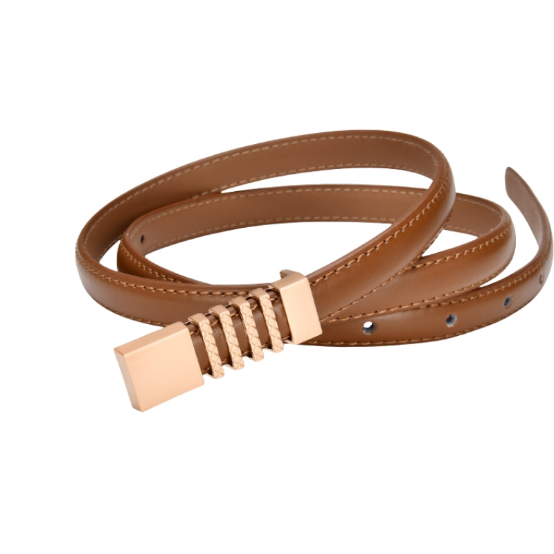 Ceinture fine Évasion en cuir lisse marron avec une boucle rectangulaire plate dorée ornée d'un motif rainuré.