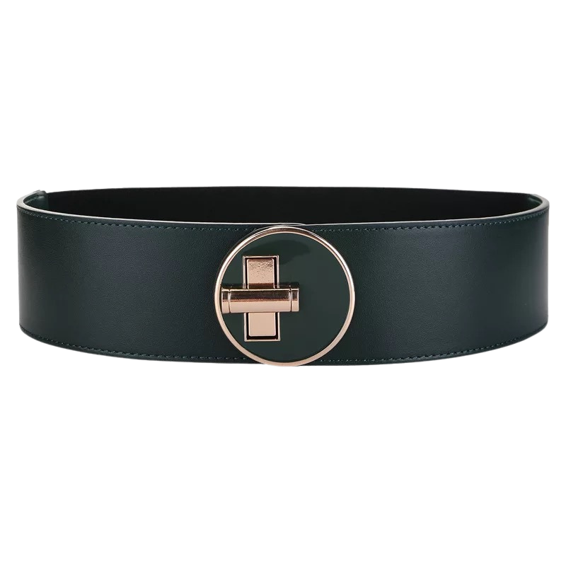 Ceinture Fanny verte en cuir pleine fleur avec boucle dorée ronde et système de fermeture moderne.
