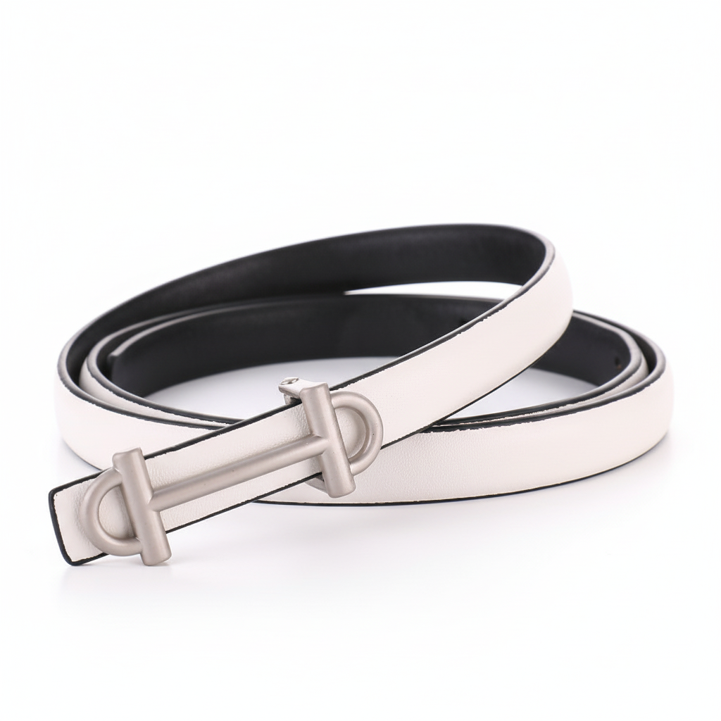 Ceinture fine blanche en cuir Féerie pour femme avec boucle barre cavalière argentée lisse.