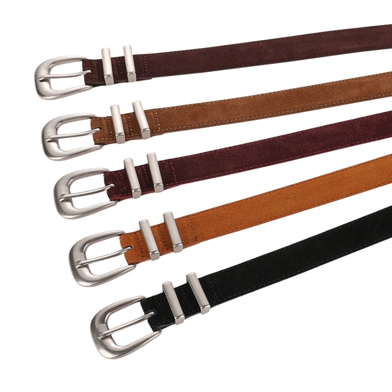 Cinq ceintures pour femme Féerique en cuir suédé dans les tons marron, bordeaux, camel et noir, avec des boucles argentées vintage et des passants métalliques.