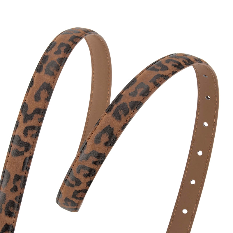 Ceinture Filigrane marron en cuir avec motif léopard discret et boucle ardillon argentée.