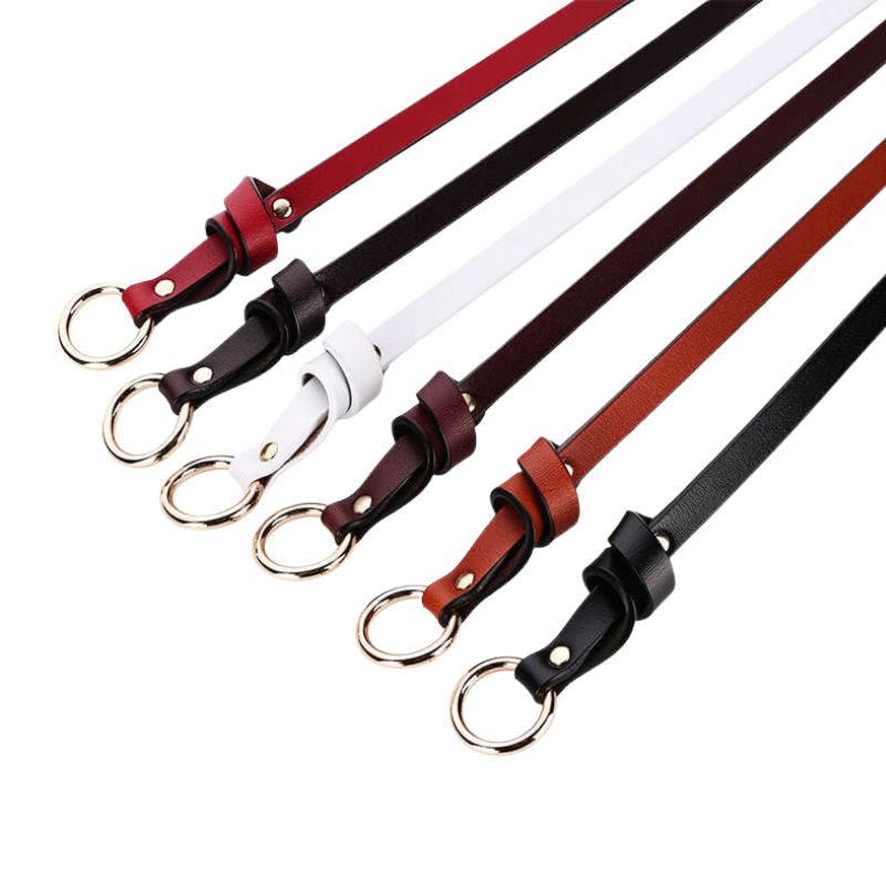 Ceinture fine Flaminia en cuir de vachette refendu, disponible en plusieurs couleurs, ornée d'un anneau métallique doré.