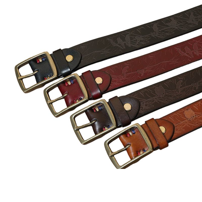 Ensemble de quatre ceintures en cuir pour homme, modèle Forêt d’Automne, avec gravures artisanales inspirées de la nature et boucles rectangulaires en cuivre doré vieilli. Les ceintures sont présentées en coloris noir, bordeaux, marron foncé et marron clair, chacune avec une couture colorée discrète.