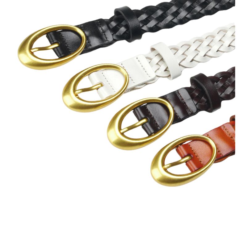 Quatre ceintures pour femmes Gabrielle en cuir tressé noir, blanc, marron foncé et marron clair avec boucles ardillon ovales dorées.