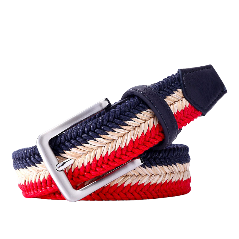 Ceinture tressée GaëlChic pour homme, style casual et coloré, avec des rayures rouges, bleues et beiges. Elle est dotée d'une boucle rectangulaire argentée et d'un bord en cuir bleu marine. Parfaite pour un look décontracté.