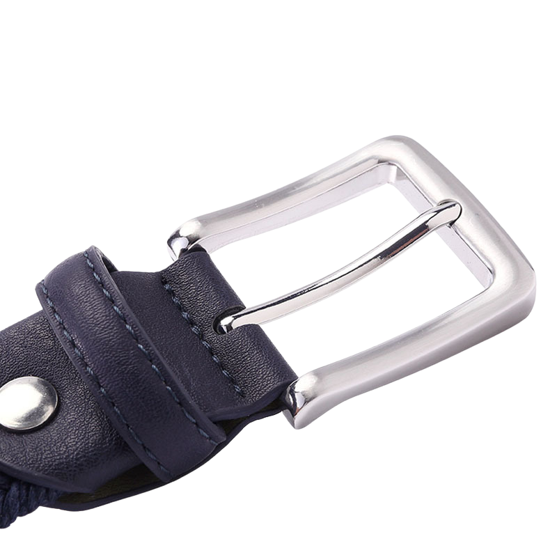 Ceinture GaëlChic en tissu tressé bleu marine avec une boucle rectangulaire argentée à ardillon, gros plan rapproché sur le fermoir et la partie cuir de la ceinture.