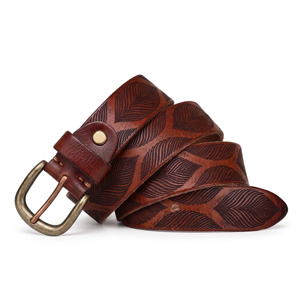 Ceinture homme Gascogne en cuir pleine fleur marron avec motifs botaniques gravés, tannage végétal et boucle ardillon carrée en cuivre massif vieilli sur fond blanc.