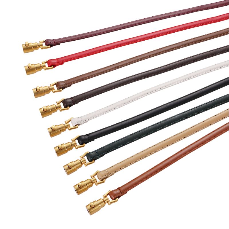 Ceinture fine Gisèle en cuir pleine fleur dans plusieurs coloris : bordeaux, rouge, marron, noir, blanc, vert foncé, beige et brun clair, avec une boucle cylindrique dorée originale.