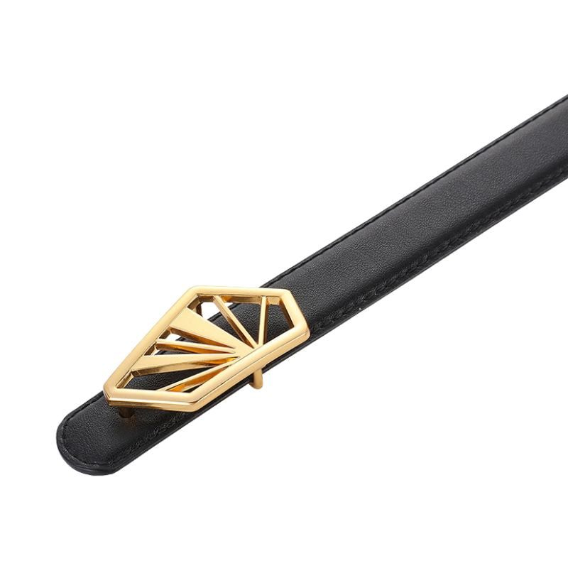 Ceinture noire pour femme Glorieuse, en cuir de vachette refendu, avec une boucle décorative en métal doré à la forme géométrique d'un éventail stylisé.