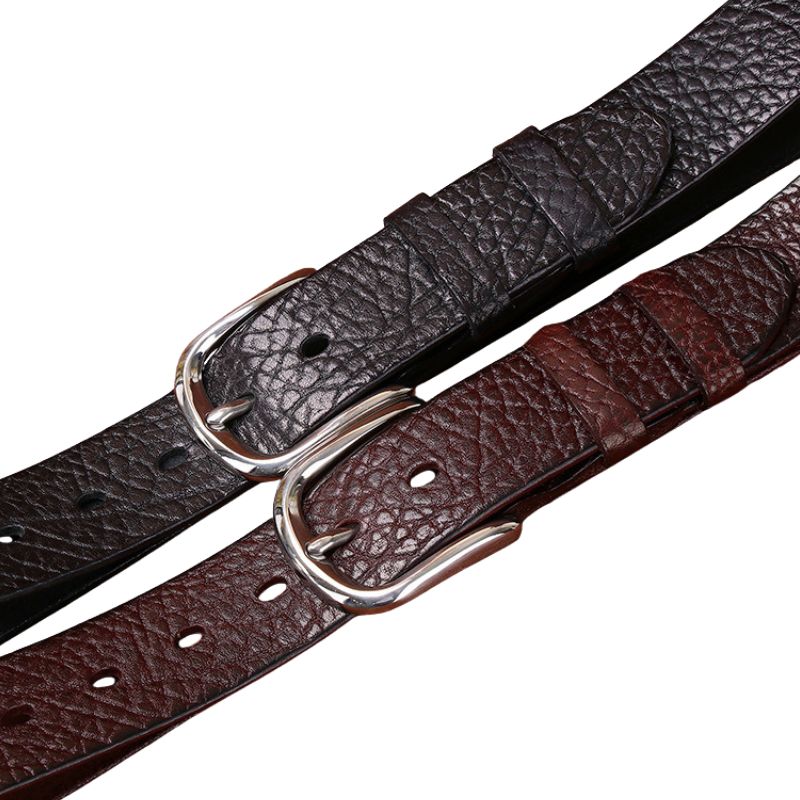 Deux ceintures pour homme Granox en cuir pleine fleur, une noire et une bordeaux, avec boucle ardillon ovale en acier inoxydable argenté et finition grainée. Vue rapprochée sur fond blanc.
