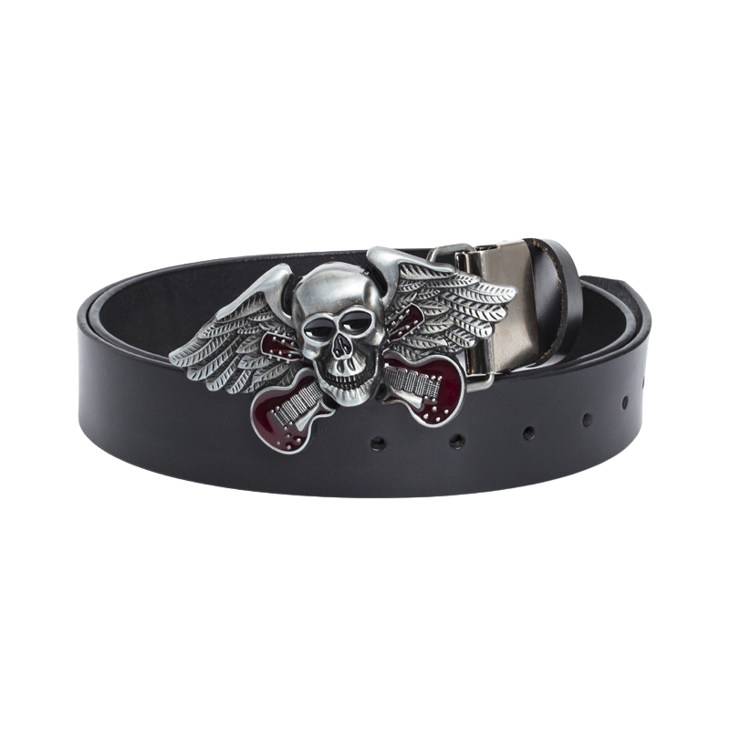 Ceinture Grimor pour homme avec boucle argentée ornée d'une tête de mort ailée et de guitares rouges, en cuir noir.
