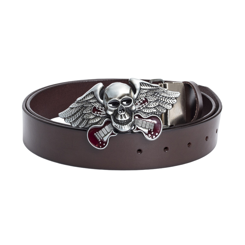 Ceinture Grimor pour homme en cuir marron foncé avec une boucle argentée ornée d'une tête de mort ailée et de guitares rouges.