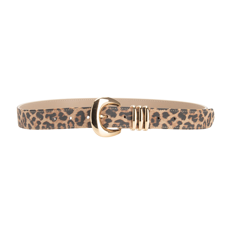 Ceinture Hermine en cuir pleine fleur texturé imprimé léopard avec boucle ardillon dorée en forme de C et ornements dorés. Largeur 2,8 cm, couleur beige.