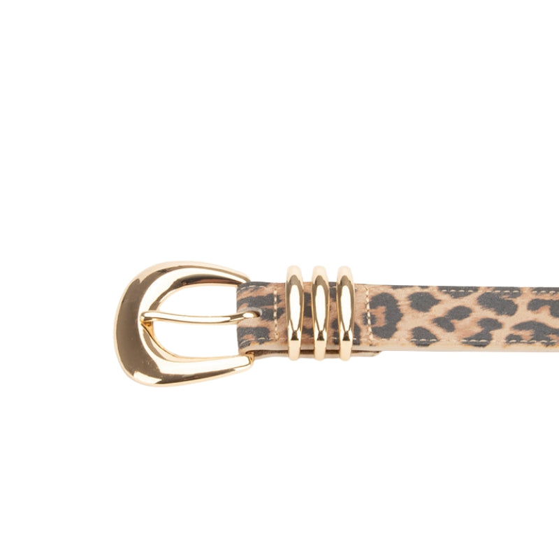 Ceinture Hermine en cuir pleine fleur avec imprimé léopard discret et boucle ardillon dorée en forme de C.
