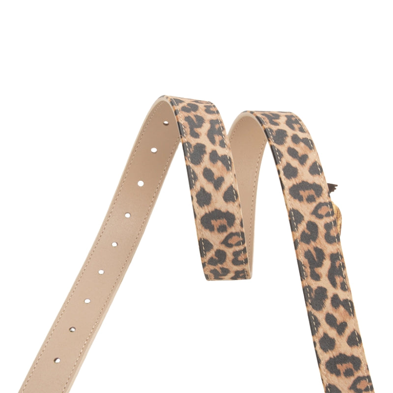 Ceinture Hermine en cuir pleine fleur texturé avec imprimé léopard discret et boucle dorée en forme de C.