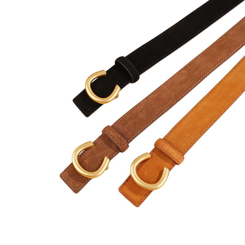 Trois ceintures pour femme Honorine en cuir suédé mat, noires, marron clair et camel, avec boucles dorées en forme de C.