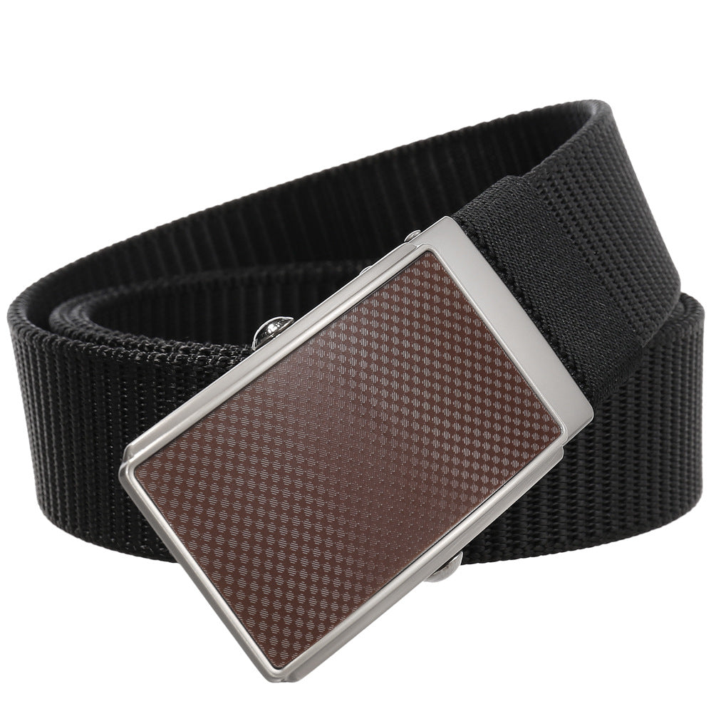 Ceinture Hugo pour homme en tissu texturé noir avec boucle automatique rectangulaire argentée et insert marron effet carbone.