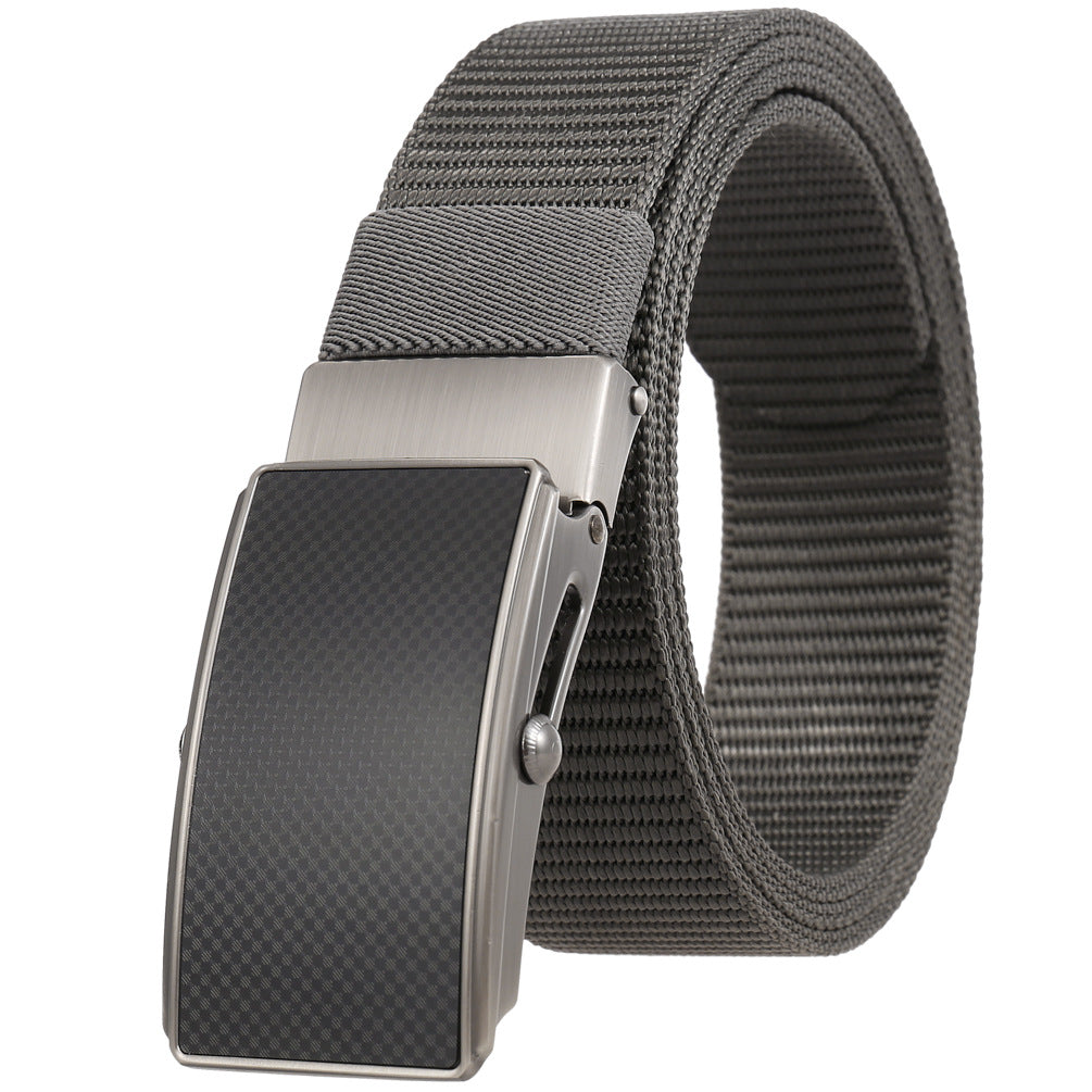 Ceinture Hugo grise pour homme avec boucle automatique rectangulaire en alliage gris et insert noir à motif carbone. La lanière en tissu texturé de 3,5 cm de largeur est idéale pour un style décontracté. #fullwidth