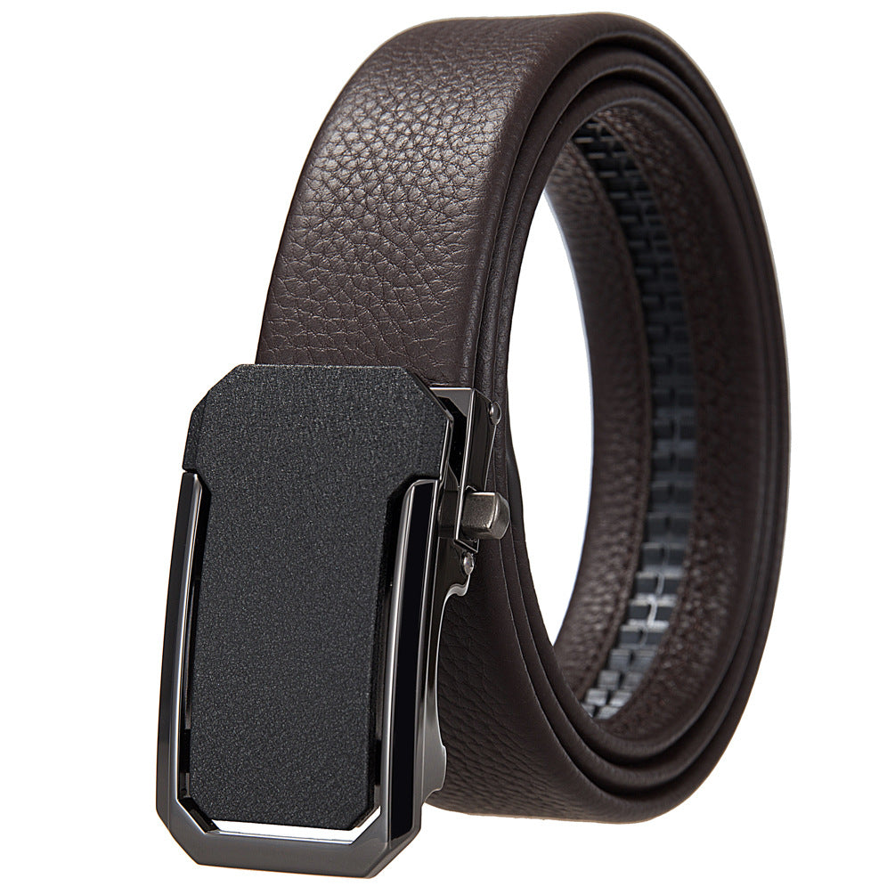 Ceinture pour homme Hugo Chic en cuir marron avec boucle automatique mate et détail texturé.