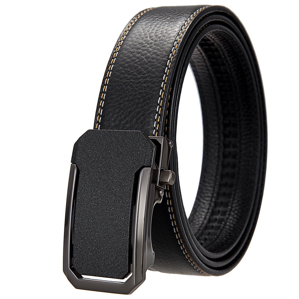 Ceinture pour homme Hugo Chic en cuir noir avec boucle automatique mate et coutures décoratives discrètes.
