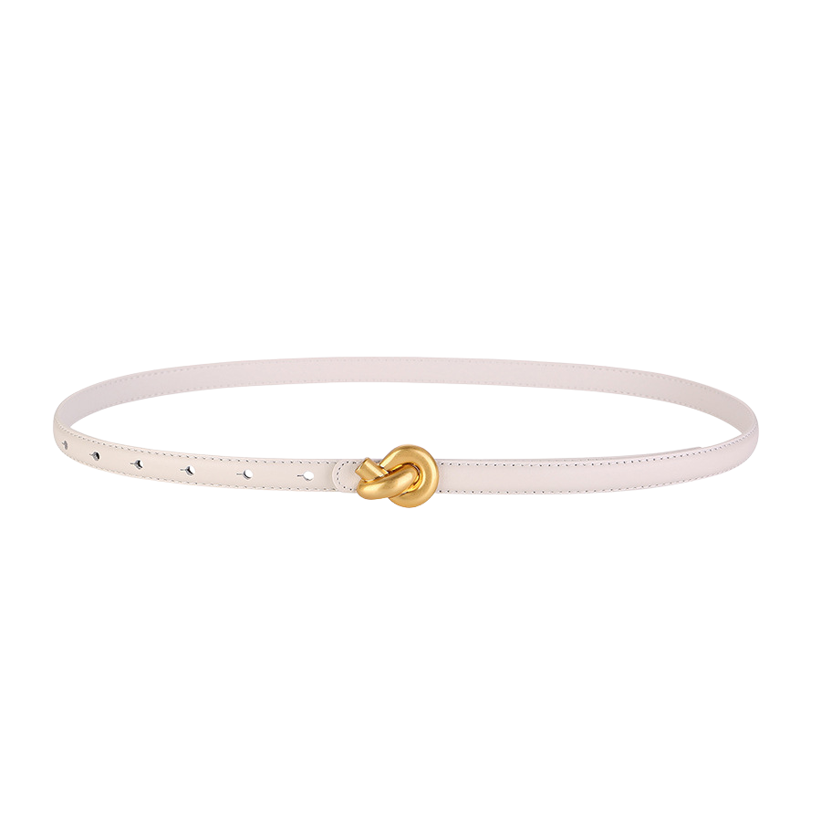 Ceinture fine blanche pour femme, en cuir de vachette, avec une boucle dorée en forme de nœud décoratif. La ceinture Inès est un accessoire de mode élégant et discret.