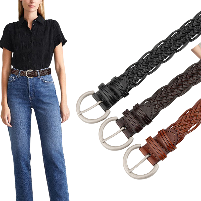Ceinture femme Irisée tressée en simili cuir recyclé marron, portée avec un jean, et présentation des ceintures noires, marron foncé et marron clair avec boucle argentée.