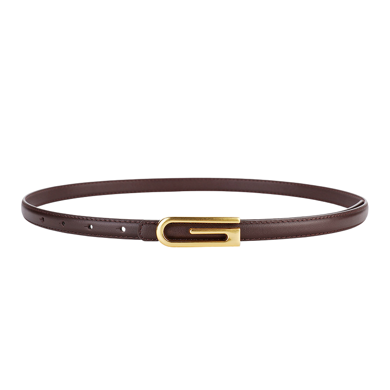 Ceinture fine pour femme Isaure en cuir marron avec boucle dorée asymétrique, lanière de 1,4 cm.