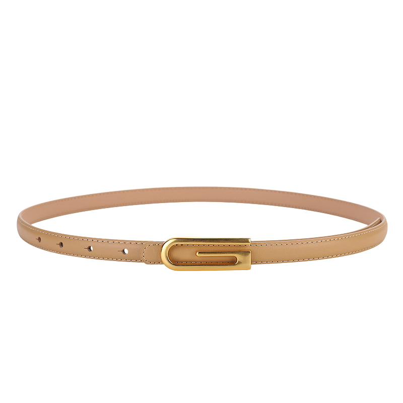 Ceinture femme fine Isaure en cuir beige avec boucle dorée asymétrique.