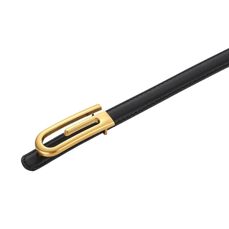 Ceinture fine noire pour femme Isaure en cuir pleine fleur avec boucle dorée asymétrique et épurée.
