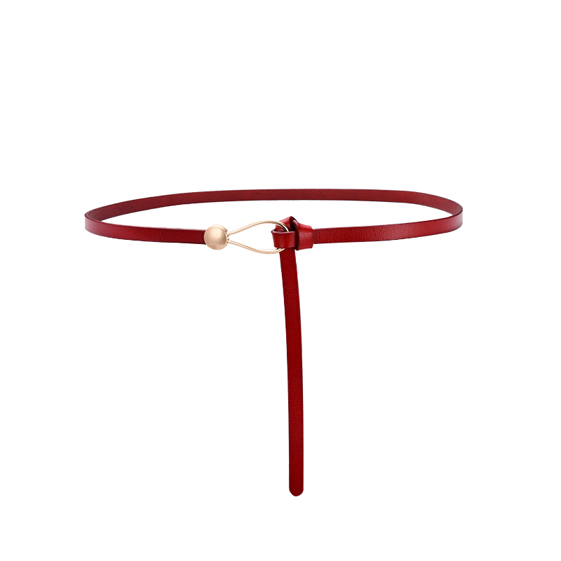Ceinture fine rouge Iseult avec boucle bijou dorée en forme de goutte et nœud mat, en cuir de vachette lisse.