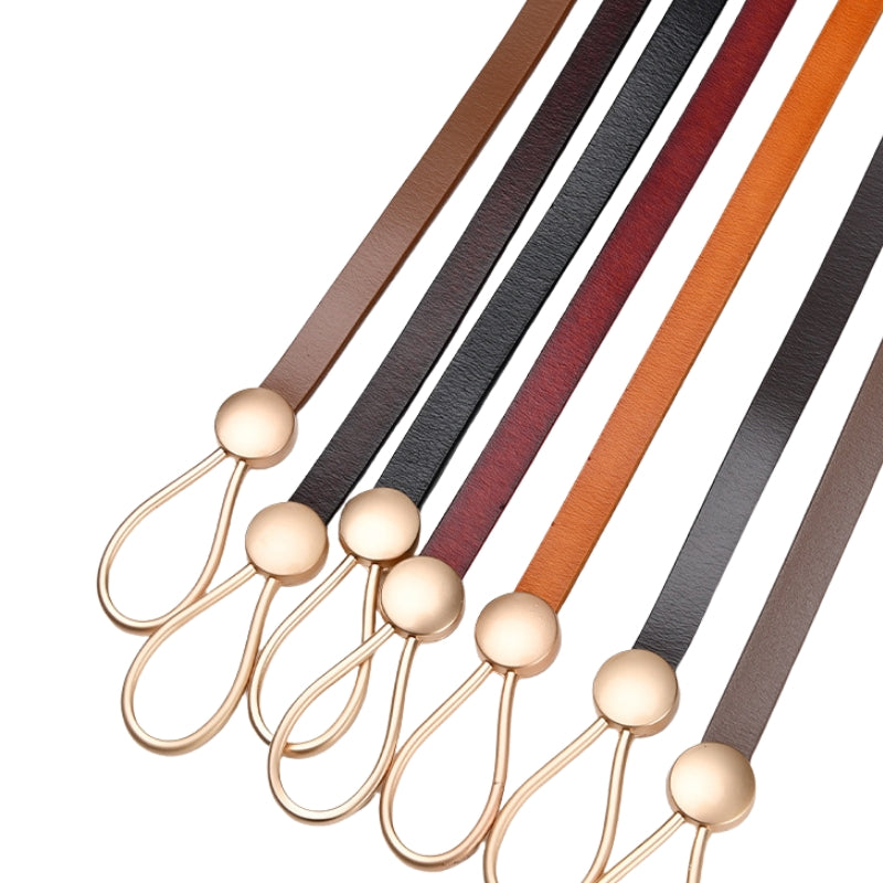Ceintures fines Iseult en cuir de vachette dans diverses couleurs, dotées d'une boucle bijou dorée en forme de goutte.