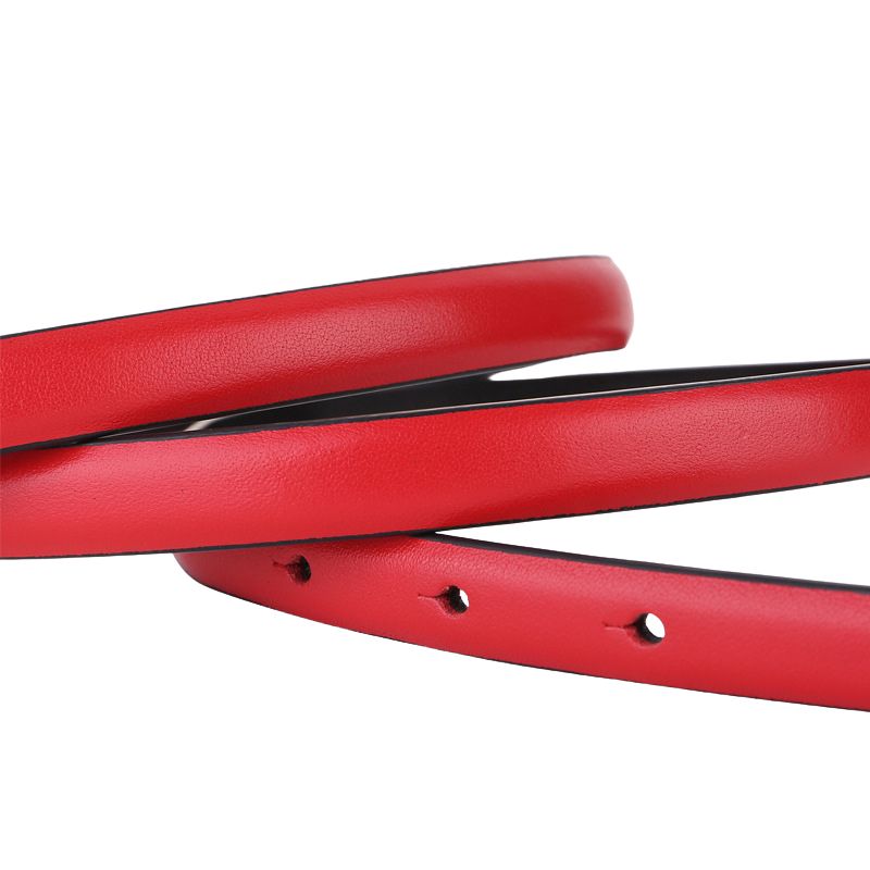 Ceinture fine pour femme Ivana en cuir rouge pleine fleur avec fini daim lisse et deux trous visibles sur la lanière.