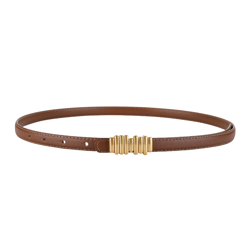 Ceinture fine en cuir marron pour femme, modèle Juliette, avec une boucle dorée géométrique et texturée.