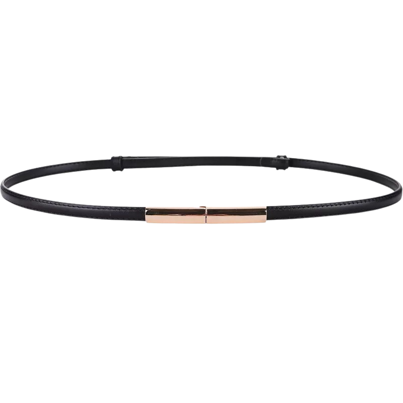 Ceinture fine Karité en cuir daim noir avec boucle rectangulaire dorée. Parfaite pour ajuster et sublimer la taille, cet accessoire élégant complète toutes les tenues.