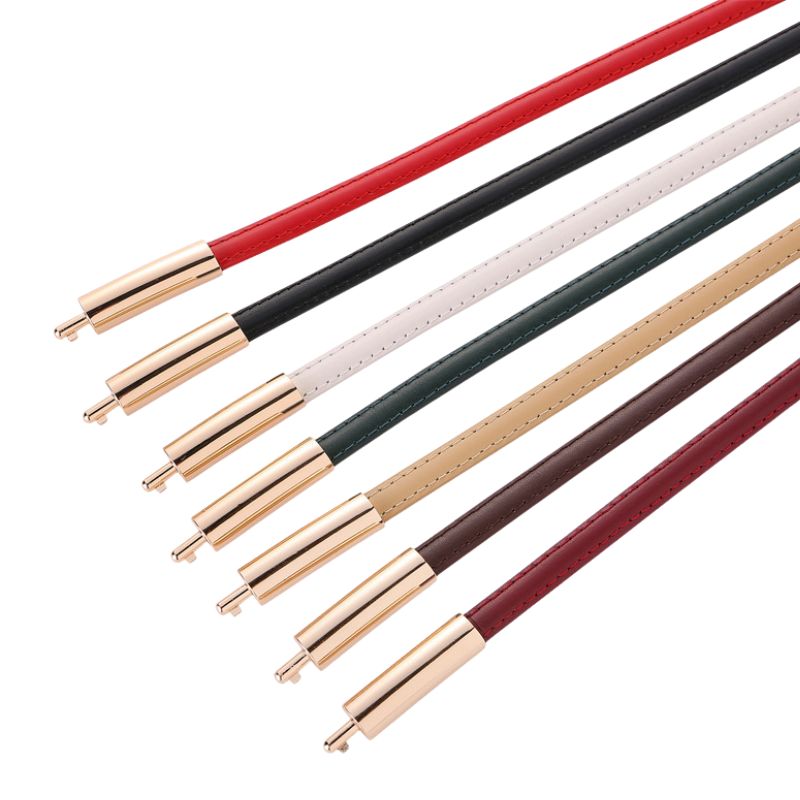 Ceintures fines Karité en cuir daim disponibles en plusieurs couleurs (rouge, noir, blanc, vert, beige, bordeaux) avec fermoir doré.