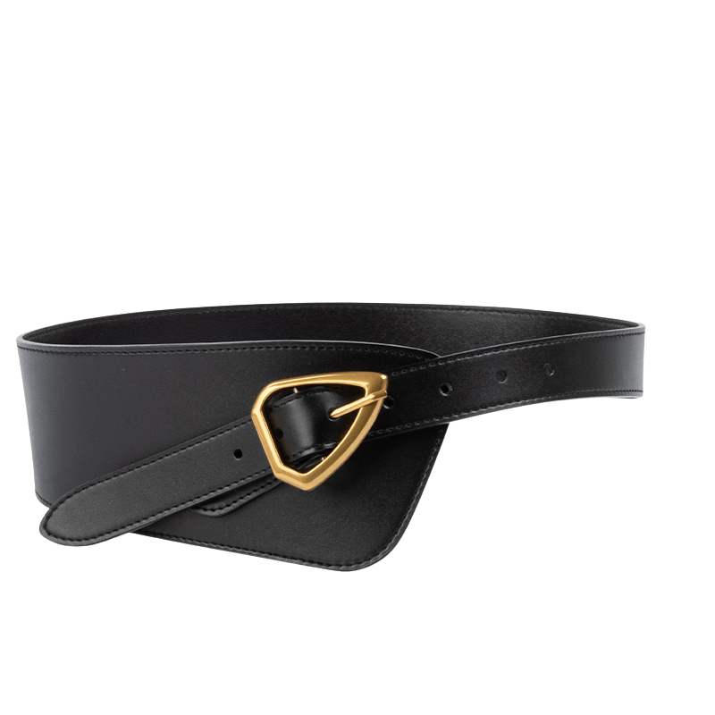 Ceinture Kloé noire en cuir de vachette avec une boucle ardillon triangle dorée, forme corset.