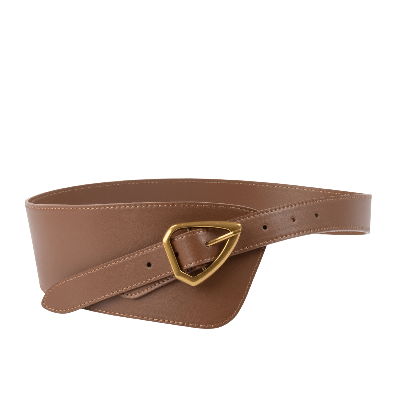 Ceinture large marron Kloé en cuir de vachette avec une boucle ardillon triangle dorée et une forme corset marquée sur l'avant.