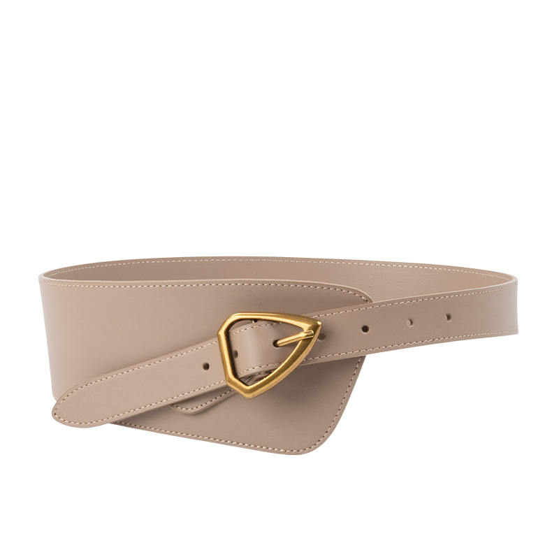 Ceinture femme Kloé en cuir beige avec boucle dorée triangulaire, forme corset marquée sur l'avant.