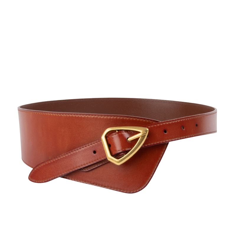 Ceinture Kloé en cuir marron avec boucle dorée en forme de triangle. La ceinture est large sur le devant et se rétrécit sur les côtés.