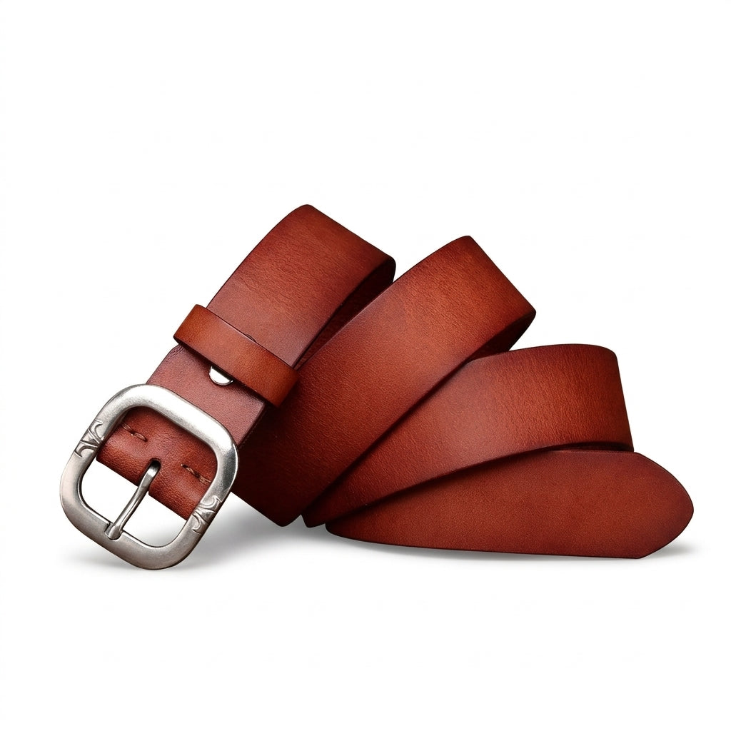 Ceinture homme Langeais en cuir pleine fleur marron avec tannage végétal, boucle ardillon carrée en acier argenté vieilli, posée sur une surface en bois, style rustique élégant #fullwidth