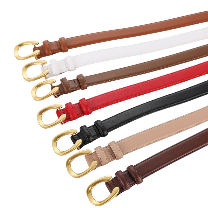 Collection de ceintures fines Lauriane en cuir refendu de vachette, disponibles en marron, blanc, rouge, noir et beige, chacune ornée d'une boucle crochet clou dorée en forme de C.