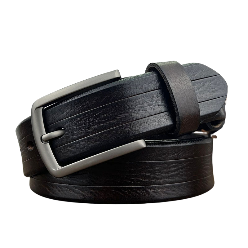 Ceinture Léandre en cuir de vachette noir, avec boucle rectangulaire argentée et ardillon, texture striée. #fullwidth