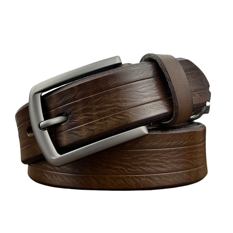 Ceinture Léandre marron en cuir de vachette pleine fleur huilé, avec une boucle ardillon argentée. La lanière présente des finitions texturées et un aspect vieilli naturel. #fullwidth