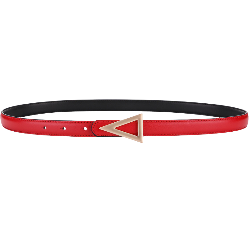 Ceinture fine rouge pour femme, modèle "Légende", en cuir avec une boucle dorée en forme de triangle.