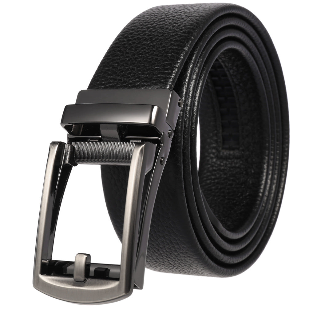 Ceinture homme Léo en cuir de vachette noir texturé avec boucle automatique rectangulaire en métal finition canon noir.